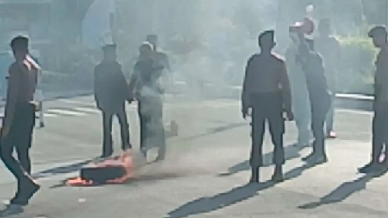 Bentuk Solidaritas pada Rekannya di Bulukumba, Mahasiswa HMI Jeneponto Aksi Blokade Jalan di Depan Polres