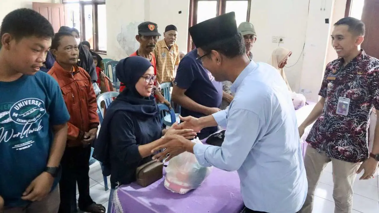 Jelang Idul Fitri, Masyarakat Miskin Ekstrem dapat Paket Sembako dari Pj Bupati dan Pj. Ketua PKK Takalar