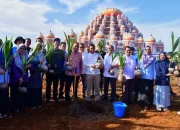 Pj Gubernur bersama Kadis TPH-BUN Gelar Penanaman Kelapa Unggulan di Taman Religi CPI