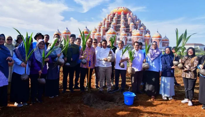 Pj Gubernur bersama Kadis TPH-BUN Gelar Penanaman Kelapa Unggulan di Taman Religi CPI