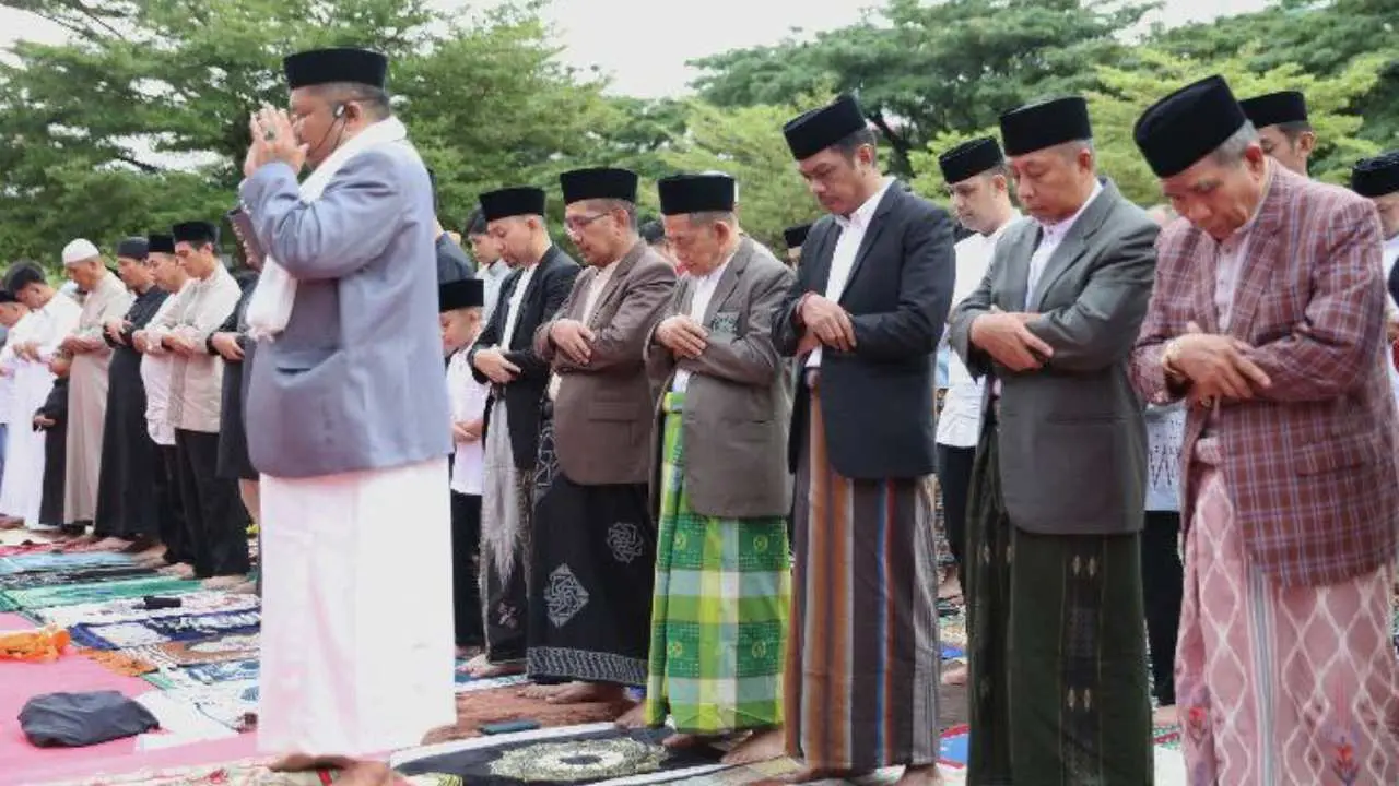 Pj Sekda Makassar Salat Idul Fitri Bersama Keluarga & Masyarakat di Anjungan Losari