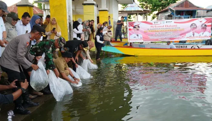 Penjabat Gubernur Sulsel Kunjungi Soppeng, Tebar 160 Ribu Benih Ikan di Salomate