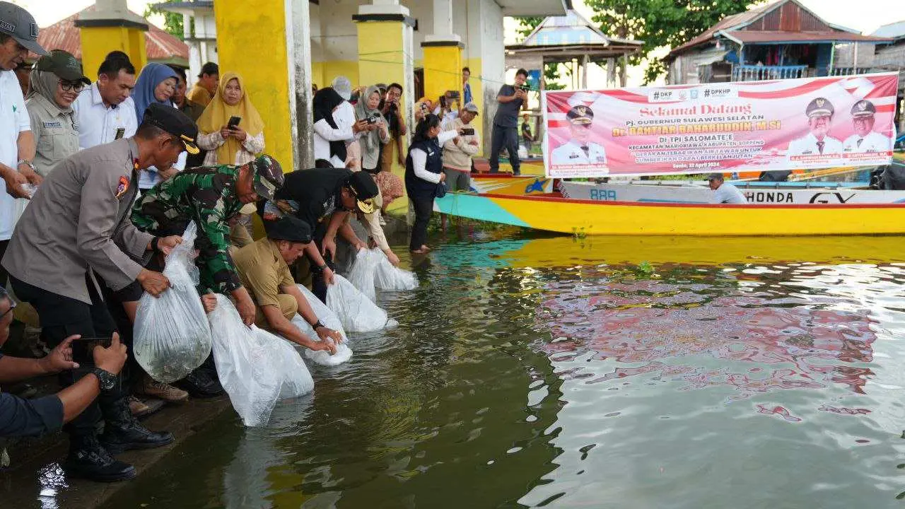 Penjabat Gubernur Sulsel Kunjungi Soppeng, Tebar 160 Ribu Benih Ikan di Salomate