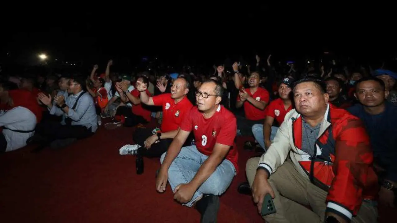 Puluhan Ribu Warga Padati Tugu MNEK CPI, Nobar Indonesia Kontra Uzbekistan