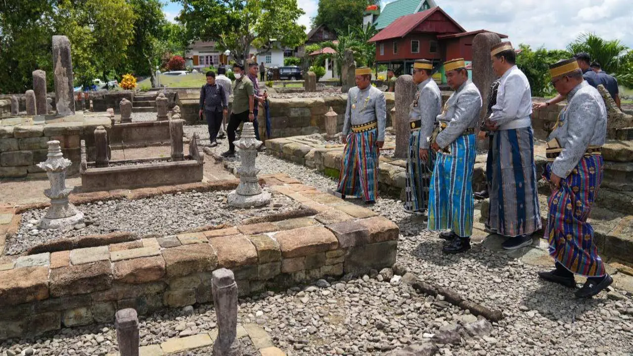 Hormati Warisan Leluhur, Pj Gubernur dan Kapolda Ziarah ke Makam Raja-Raja di Jera Lompoe Soppeng