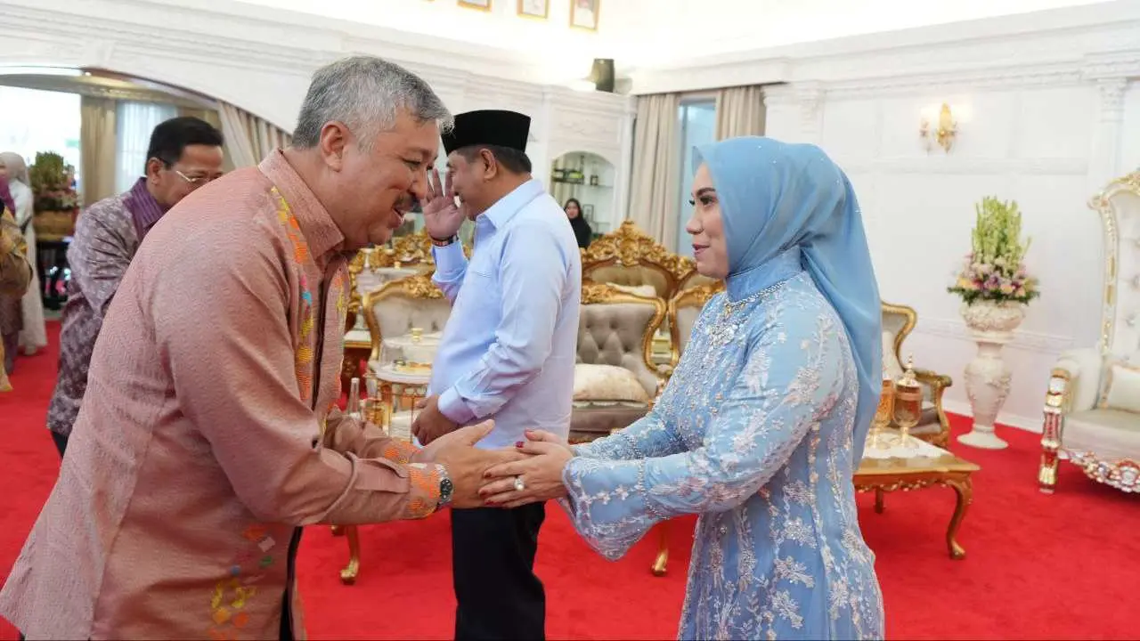 Open House Hari Kedua Lebaran, Pj Gubernur & Ketua PKK Sulsel Terima Kunjungan Silaturahmi Bupati Wali Kota dan Jajaran 2 Open House Hari Kedua Lebaran, Pj Gubernur & Ketua PKK Sulsel Terima Kunjungan Silaturahmi Bupati Wali Kota dan Jajaran
