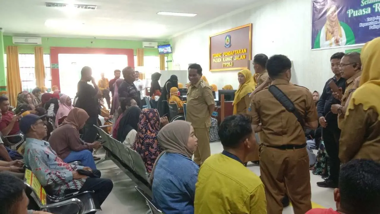Sidak OPD di Hari Pertama Kerja Pasca Idulfitri, Pj Bupati Jeneponto Apresiasi Pelayanan RSUD Lanto Daeng Pasewang 3 Sidak OPD di Hari Pertama Kerja Pasca Idulfitri, Pj Bupati Jeneponto Apresiasi Pelayanan RSUD Lanto Daeng Pasewang