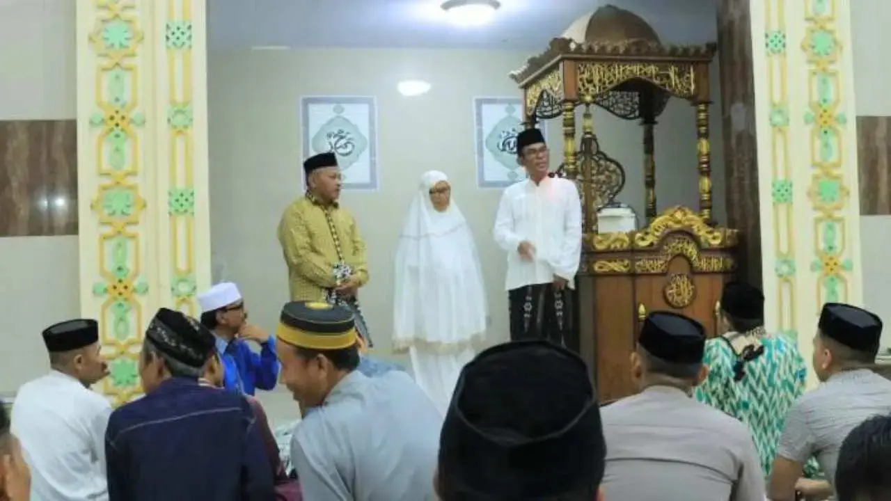 Khatam Al-Qur'an, Pj Bupati Takalar Berikan Hadiah Khusus ke Jamaah Tarwih
