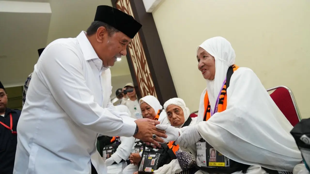 Lepas Kloter 1 Jemaah Haji Embarkasi Makassar, Pj Gubernur: Luruskan Niat Hanya untuk Beribadah