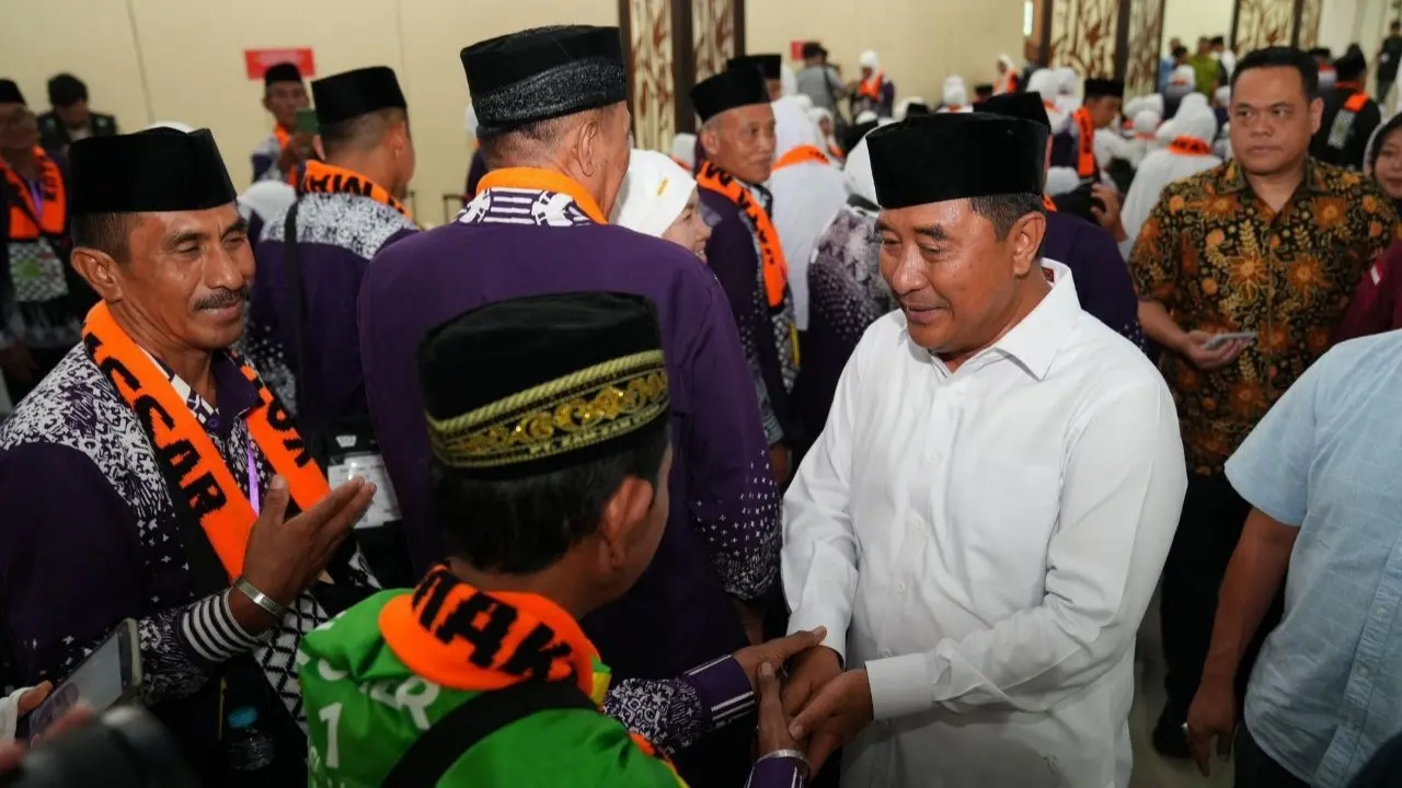 Lepas Kloter 1 Jemaah Haji Embarkasi Makassar, Pj Gubernur: Luruskan Niat Hanya untuk Beribadah