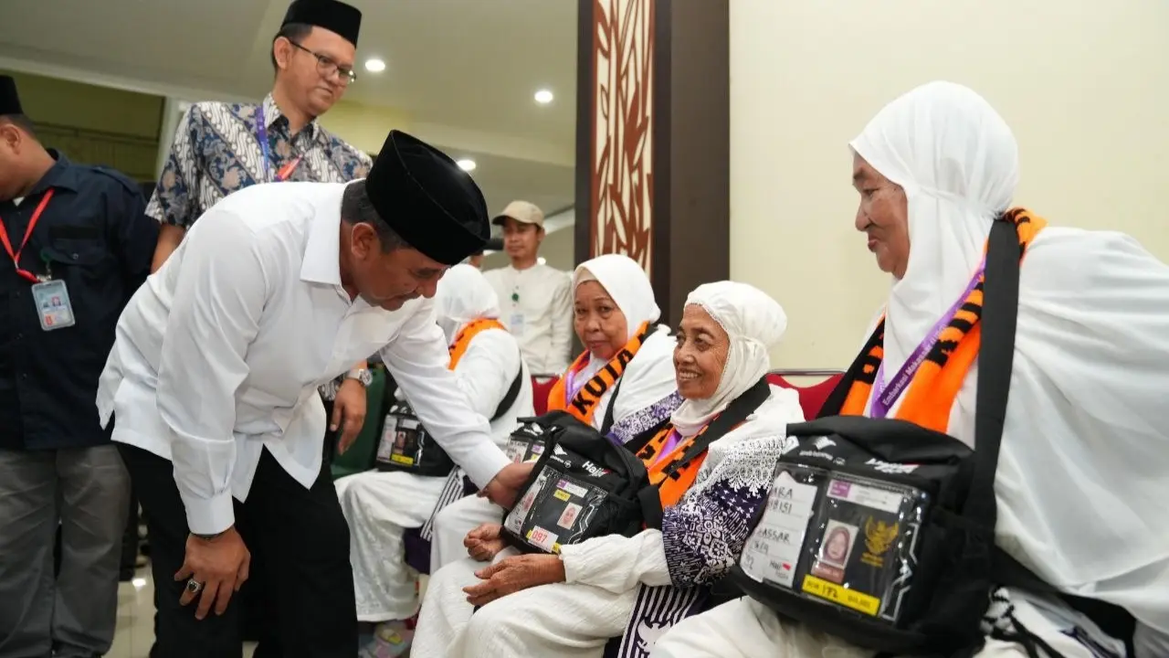 Lepas Kloter 1 Jemaah Haji Embarkasi Makassar, Pj Gubernur: Luruskan Niat Hanya untuk Beribadah 3 Lepas Kloter 1 Jemaah Haji Embarkasi Makassar, Pj Gubernur: Luruskan Niat Hanya untuk Beribadah