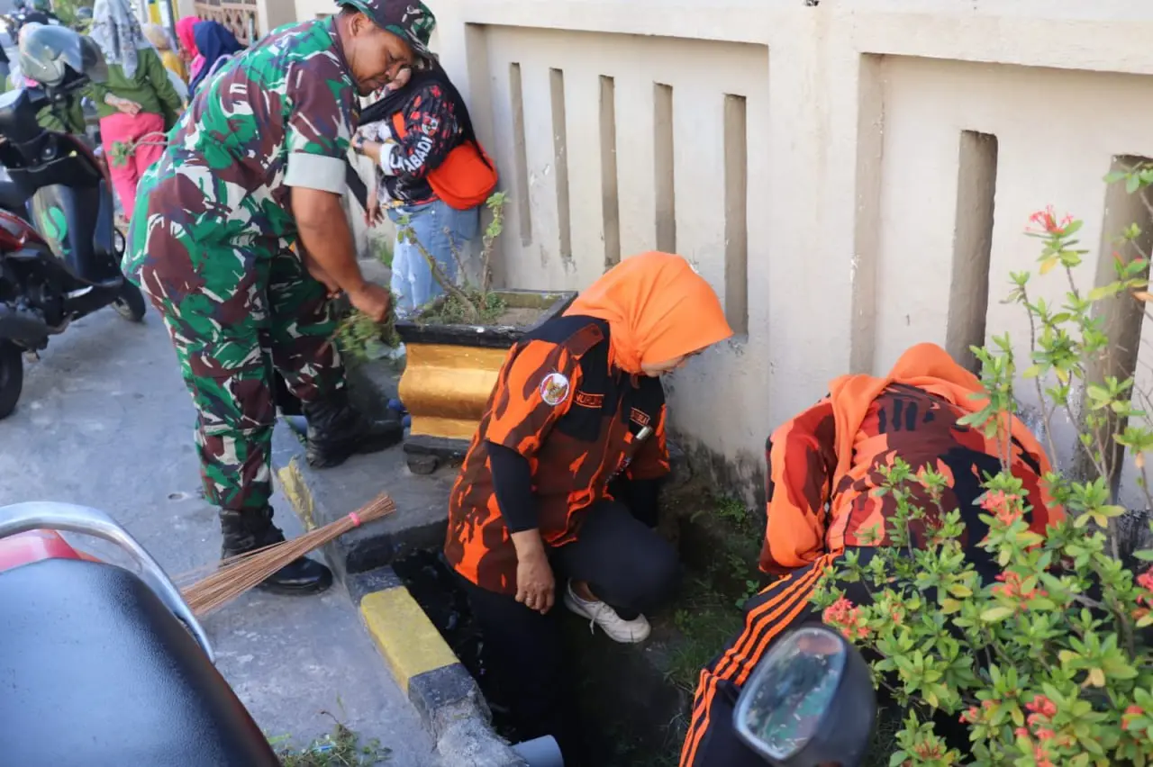 Tiga Pilar Kelurahan Maradekaya Kolaborasi Bersih Lingkungan Bersama Srikandi Pemuda Pancasila