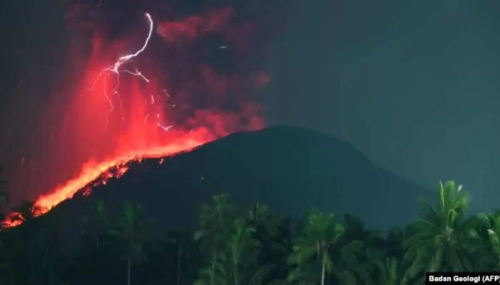 Gunung Ibu Kembali Meletus, Tujuh Desa Terpaksa Dievakuasi