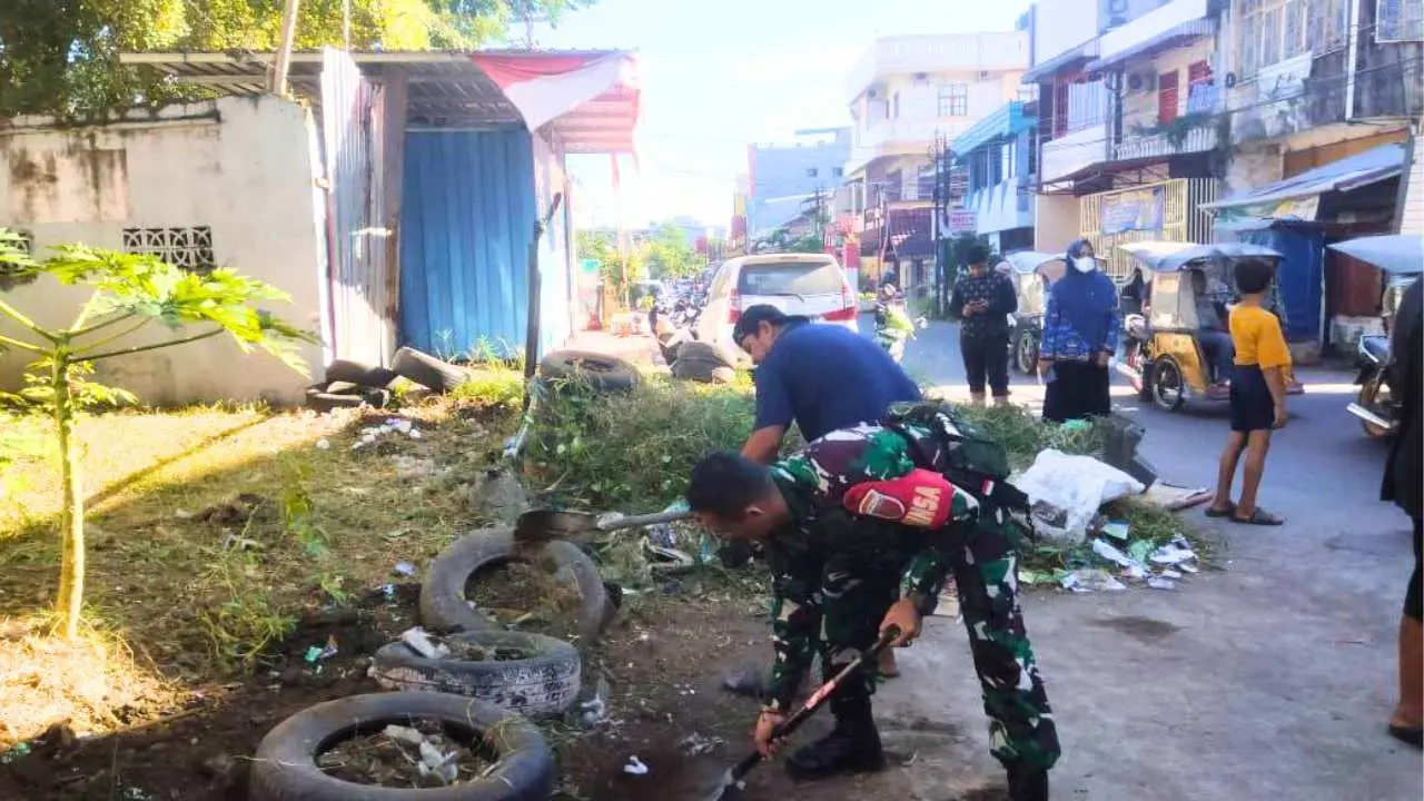 Persiapan Hadapi Musim Hujan Koramil Bontoala Bersihkan Selokan untuk Cegah DBD