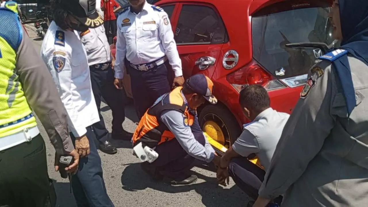 Dishub Bersama Satlantas Polres Pelabuhan Tertibkan Parkir Liar
