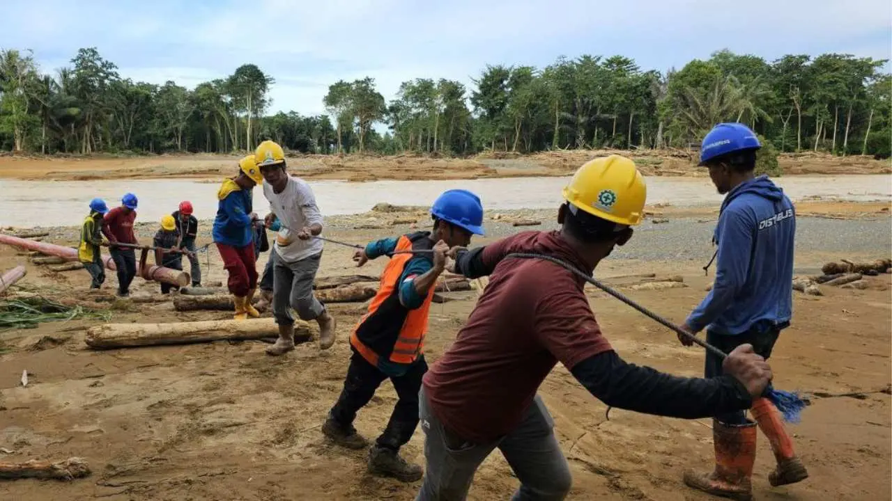 Tanggap dan Cepat, Aksi Peduli YBM PT PLN (Persero) Salurkan Bantuan Korban Longsor dan Banjir di Sulsel