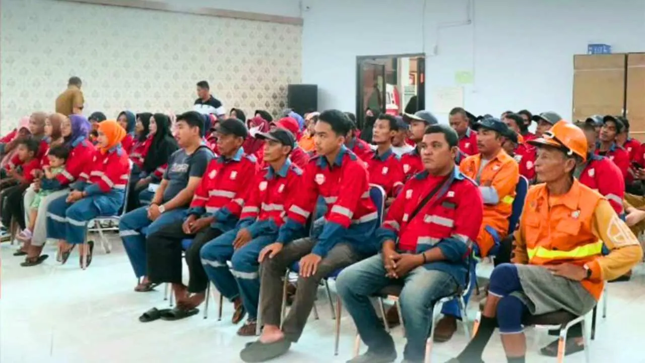 Camat Mariso Motivasi Satgas Kebersihan untuk Meningkatkan Kinerja dan Kedisiplinan 2 Camat Mariso Motivasi Satgas Kebersihan untuk Meningkatkan Kinerja dan Kedisiplinan