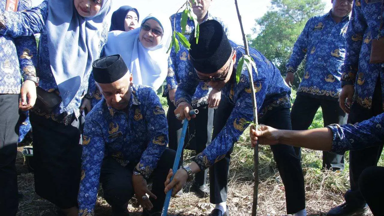 Pj Gubernur Prof Zudan Canangkan Gerakan Sulsel Menanam, Satu Pohon Tiap KK 2 Pj Gubernur Prof Zudan Canangkan Gerakan Sulsel Menanam, Satu Pohon Tiap KK