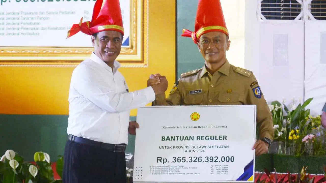 Mentan Amran Serahkan Bantuan Pertanian Senilai Rp 410 Miliar di Sulsel 2 Mentan Amran Serahkan Bantuan Pertanian Senilai Rp 410 Miliar di Sulsel