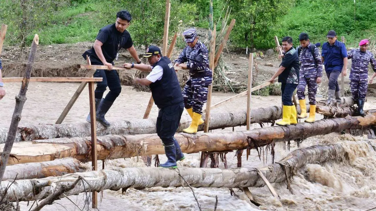 Lewati Titian Bambu di Tengah Deras Arus Sungai, Pj Gubernur Bahtiar Temui Warga Korban Bencana di Latimojong-Bajo Barat