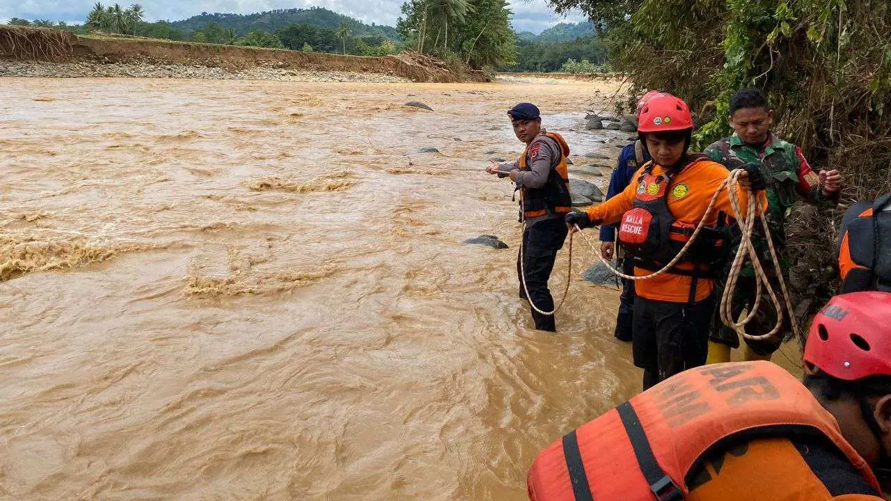 Kalla Rescue Terjun Langsung Evakuasi Korban Banjir Luwu