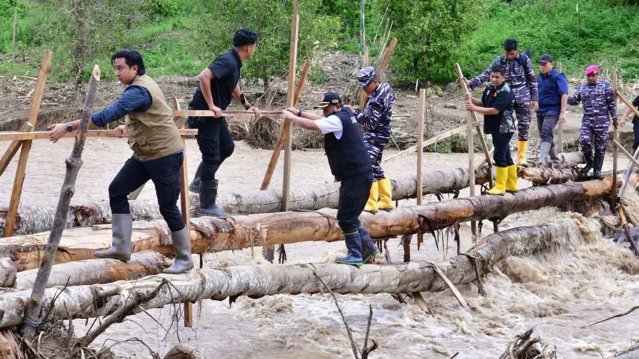Lewati Titian Bambu di Tengah Deras Arus Sungai, Pj Gubernur Bahtiar Temui Warga Korban Bencana di Latimojong-Bajo Barat 2 Lewati Titian Bambu di Tengah Deras Arus Sungai, Pj Gubernur Bahtiar Temui Warga Korban Bencana di Latimojong-Bajo Barat
