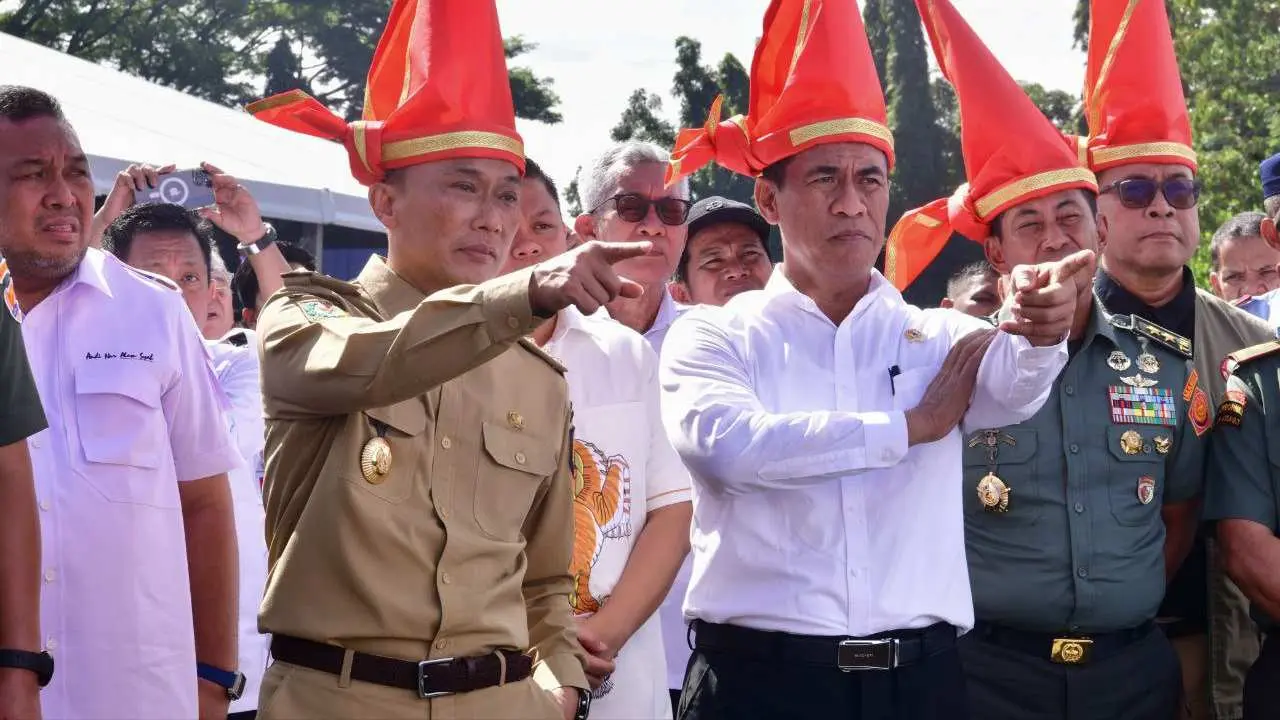 Mentan Amran Serahkan Bantuan Pertanian Senilai Rp 410 Miliar di Sulsel