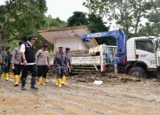Tembus Titik Longsor Menuju Desa Kadundung, Pj Gubernur Bahtiar Pastikan Ketersediaan Bahan Pangan Warga Korban Bencana