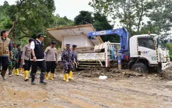 Tembus Titik Longsor Menuju Desa Kadundung, Pj Gubernur Bahtiar Pastikan Ketersediaan Bahan Pangan Warga Korban Bencana 8 Tembus Titik Longsor Menuju Desa Kadundung, Pj Gubernur Bahtiar Pastikan Ketersediaan Bahan Pangan Warga Korban Bencana