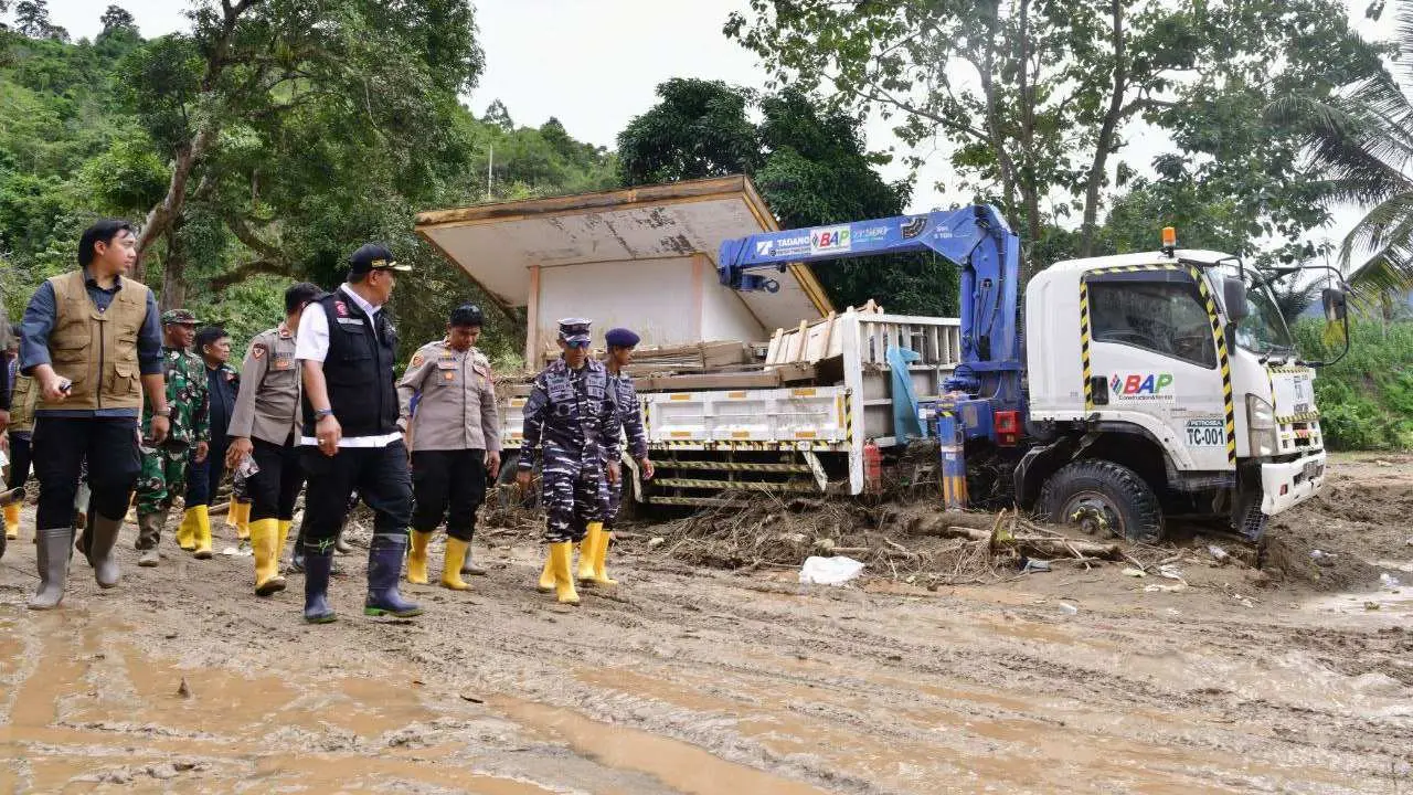 Tembus Titik Longsor Menuju Desa Kadundung, Pj Gubernur Bahtiar Pastikan Ketersediaan Bahan Pangan Warga Korban Bencana