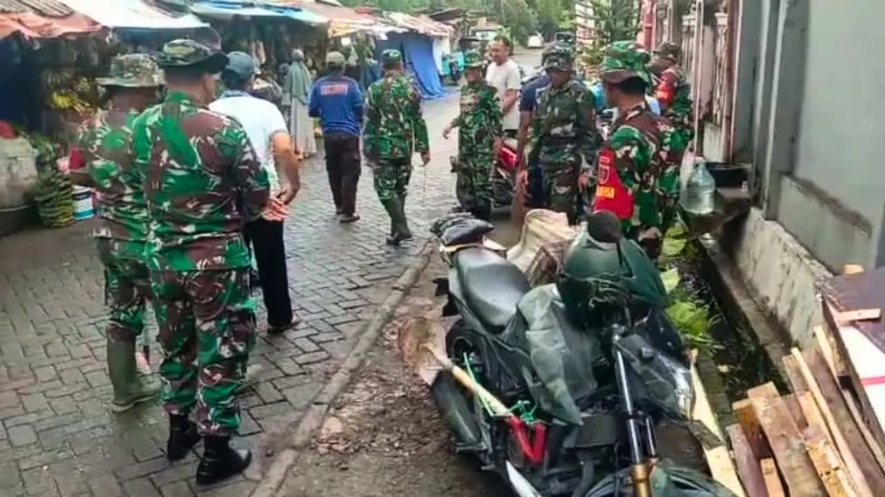 Koramil Tamalanrea Bersihkan Pasar BTP 3 Koramil Tamalanrea Bersihkan Pasar BTP