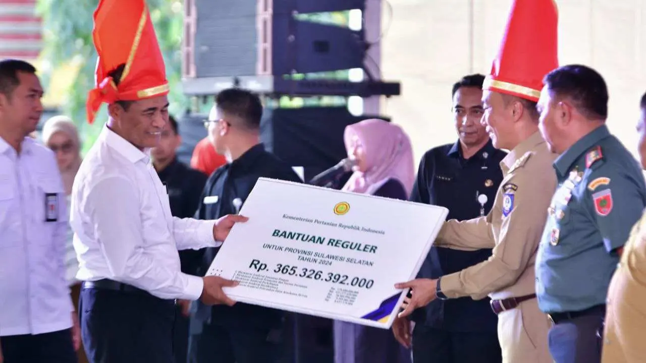 Kementan Serahkan 300 Beasiswa Pengembangan SDM Sawit untuk Lulusan SMA di Sulsel
