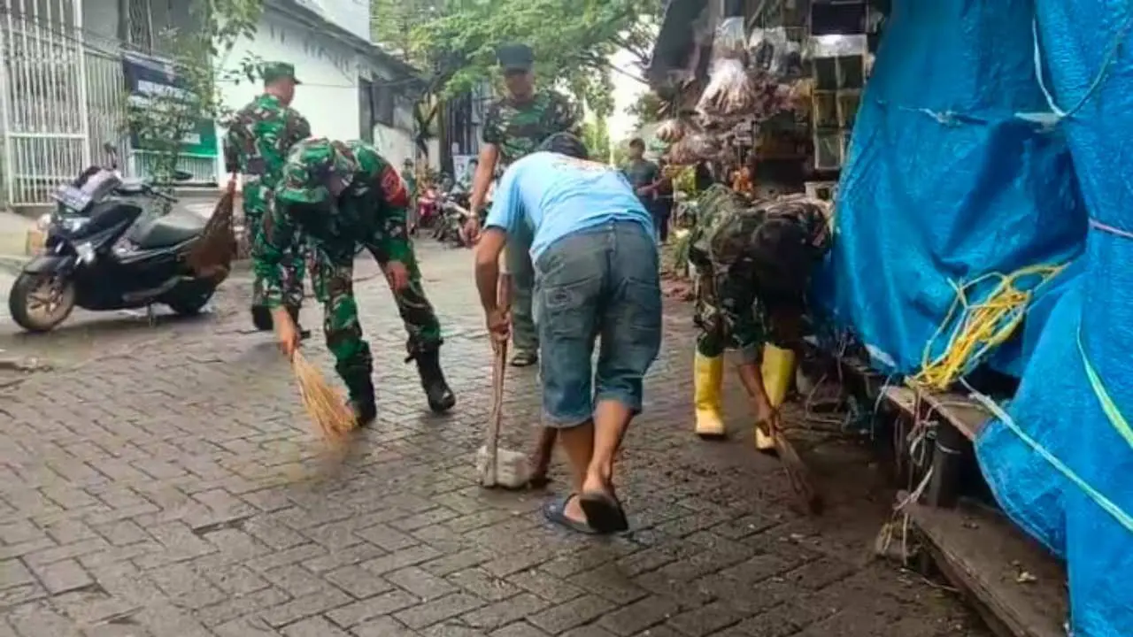 Koramil Tamalanrea Bersihkan Pasar BTP 2 Koramil Tamalanrea Bersihkan Pasar BTP