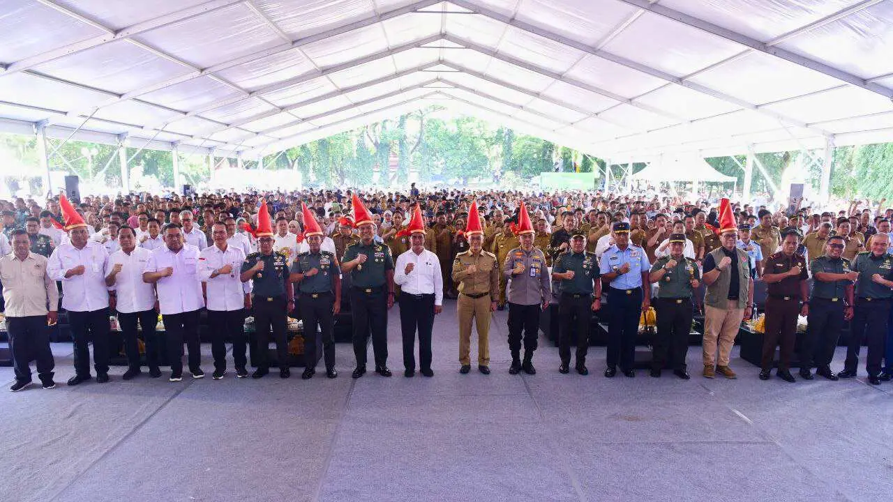 Kementan Serahkan 300 Beasiswa Pengembangan SDM Sawit untuk Lulusan SMA di Sulsel 2 Kementan Serahkan 300 Beasiswa Pengembangan SDM Sawit untuk Lulusan SMA di Sulsel