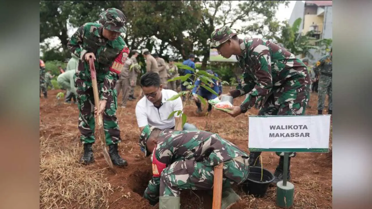 Kadis DLH Makassar Tanam Pohon bersama Kodim 1408 & Forkopimda dalam Peringatan Hari Bumi