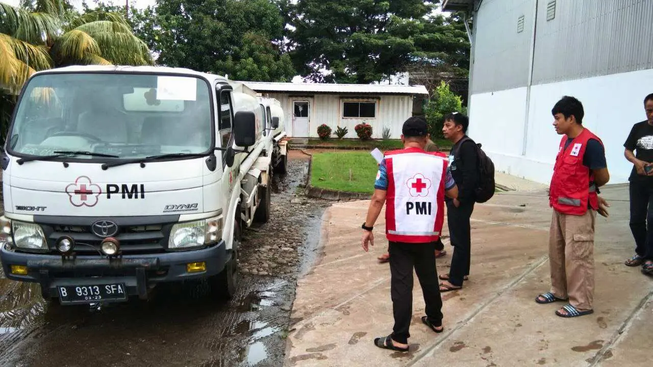 Bencana Banjir-Longsor di Sulsel, PMI Turunkan Bantuan Hingga Relawan Bantu Evakuasi Warga