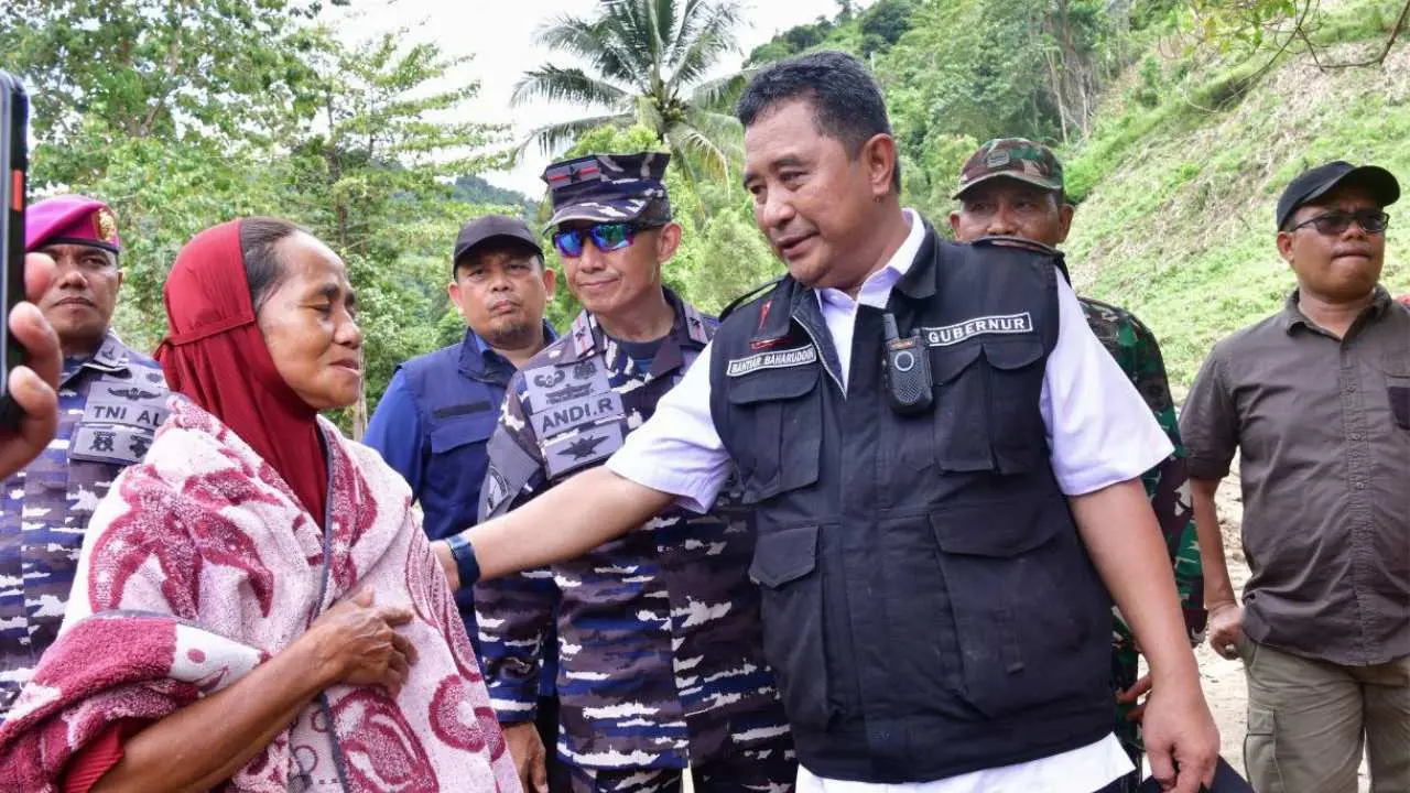 Tembus Titik Longsor Menuju Desa Kadundung, Pj Gubernur Bahtiar Pastikan Ketersediaan Bahan Pangan Warga Korban Bencana 2 Tembus Titik Longsor Menuju Desa Kadundung, Pj Gubernur Bahtiar Pastikan Ketersediaan Bahan Pangan Warga Korban Bencana