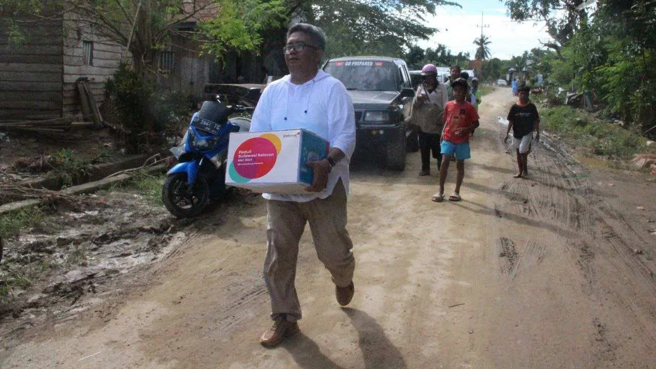 Peduli Tanggap Darurat Bencana, Indosat Salurkan Bantuan Banjir-Longsor di Sulsel