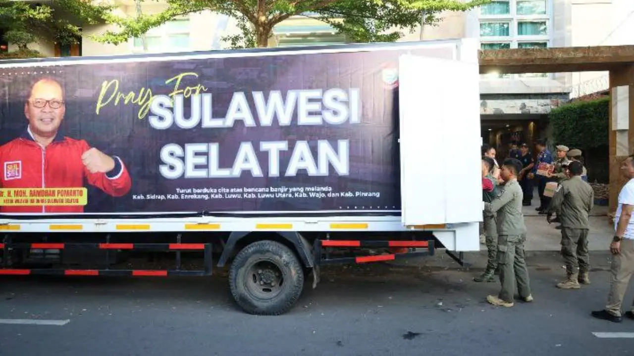 Kolaborasi Pemkot Makassar-IKA Unhas Peduli Boyong 3 Truk Bantuan Korban Banjir Sulsel