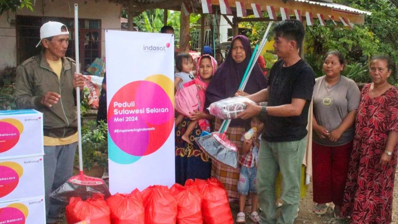 Peduli Tanggap Darurat Bencana, Indosat Salurkan Bantuan Banjir-Longsor di Sulsel