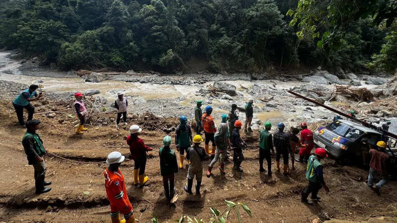 Lalui Berbagai Tantangan, Ini Kiprah Srikandi PLN Memulihkan Pasokan Listrik di Luwu Akibat Longsor-Banjir
