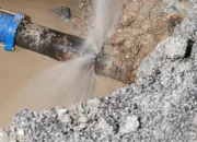 Kebocoran Pipa di Jl. Dr Leimena, PDAM Makassar Sarankan Pelanggan Tampung Air