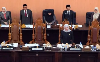 Pejabat Sekretariat DPRD Dampingi Pimpinan Dewan dalam Rapat Paripurna 5 Pejabat Sekretariat DPRD Dampingi Pimpinan Dewan dalam Rapat Paripurna