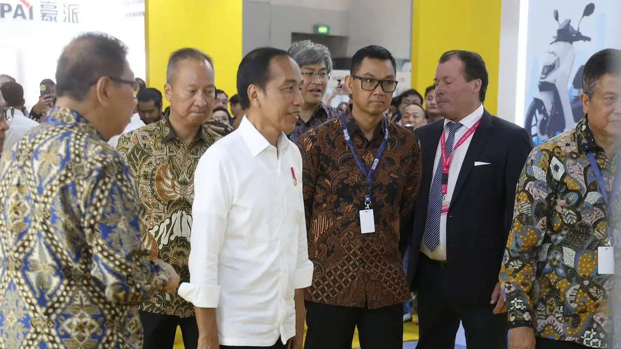 Dikunjungi Presiden Jokowi, Dirut PLN Paparkan Kesiapan Ekosistem Kendaraan Listrik di Booth PLN di PEVS 2024