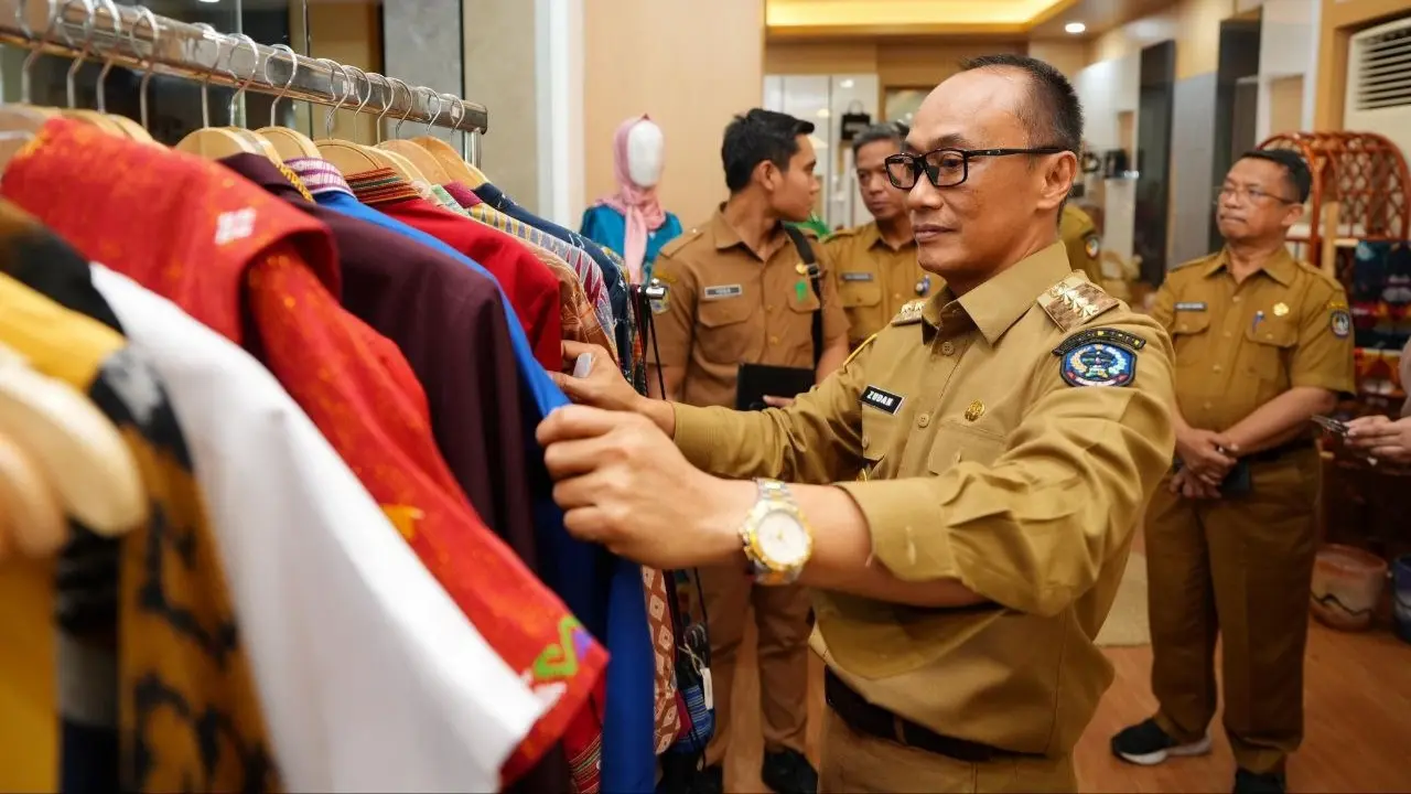 Penjabat Gubernur Prof Zudan Tinjau Galeri Dekranasda di Lobby Kantor Gubernur