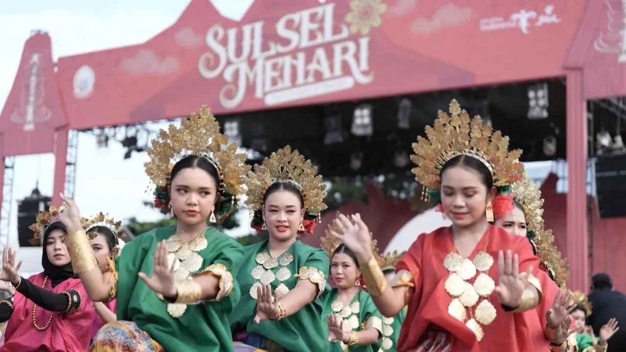 Raih Dua Rekor MURI, 24.913 Pelajar  Menari Paddupa Kenakan Baju Bodo