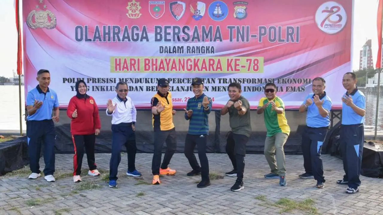 Pj Gubernur Sulsel Kompak Olahraga Bersama TNI-Polri dalam Rangka HUT Bhayangkara Ke-78 2 Pj Gubernur Sulsel Kompak Olahraga Bersama TNI-Polri dalam Rangka HUT Bhayangkara Ke-78