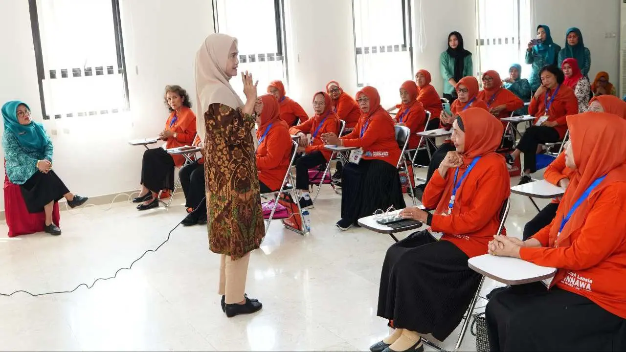 Dengan Lantunan Lagu, Peserta Sekolah Lansia Ininnawa Bahagia Sambut Kunjungan Pj Ketua PKK Sulsel, Ninuk Zudan 3 Ninuk Zudan Kunjungi Sekolah Lansia Ininnawa Binaan TP PKK Sulsel