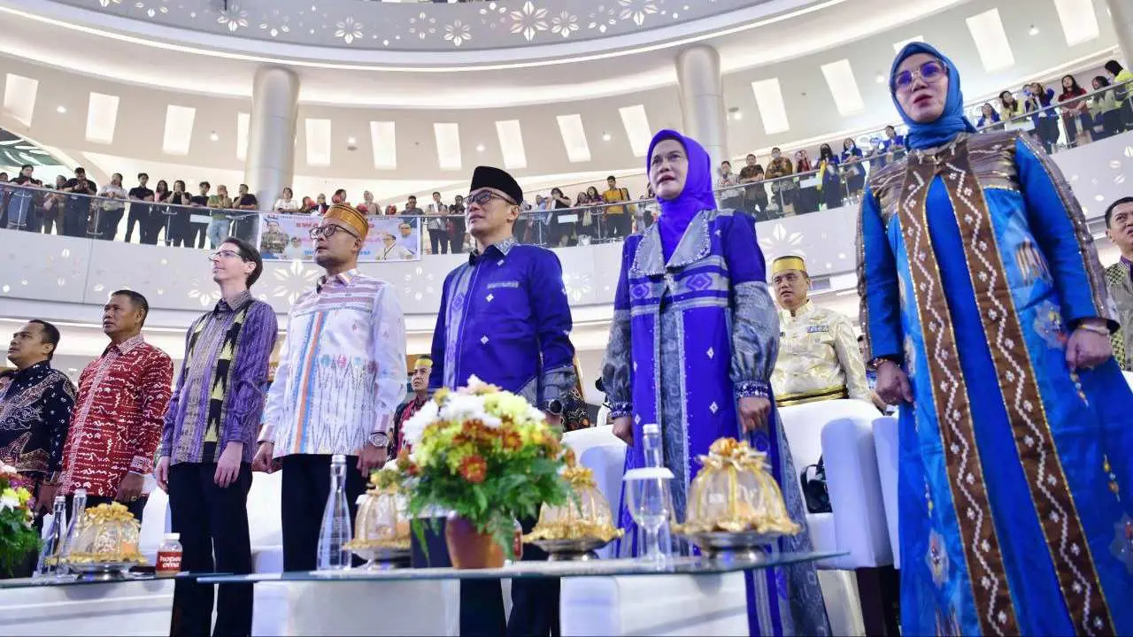 Pj Gub Prof Zudan Arif Fakrulloh dan Istri Kenakan Wastra Sengkang Motif Pucuk Rebung