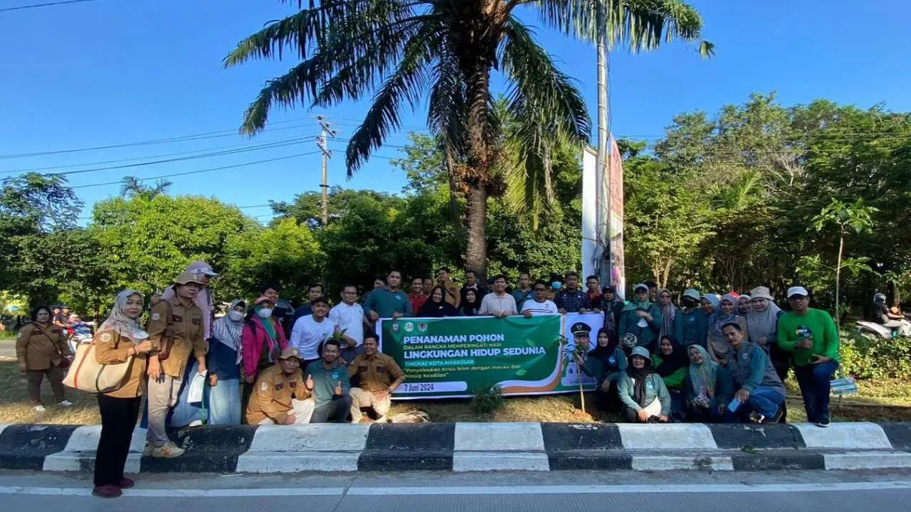 Kepala DLH Makassar, Pimpin Aksi Tanam 300 Bibit Pohon dalam Peringatan Hari Lingkungan Hidup 3 Kepala DLH Makassar, Pimpin Aksi Tanam 300 Bibit Pohon dalam Peringatan Hari Lingkungan Hidup